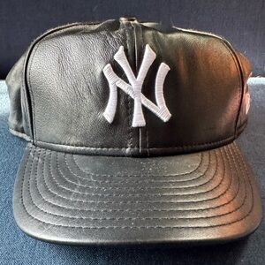 New York Yankees Black Leather Cap with White Logo 7 5/8 Fitted